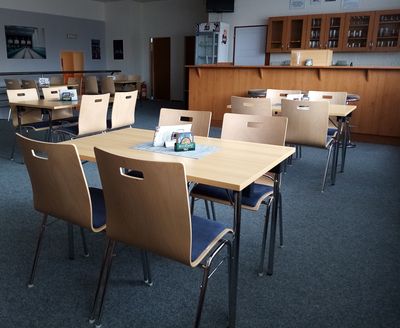 Kovové sklapovací stoly a stohovatelné židle pro kulturní domy Kovové stoly a židle pro kultruní domy