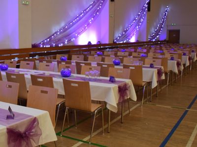 Kovové židle a stoly pro kultruní domy Kovové sklapovací stoly a kovové židle s možností stohování pro kultruní domy