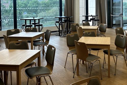 Dřevěné stoly pro restaurace a bistra