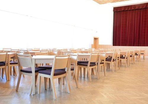 Židle a stoly pro kulturní domy