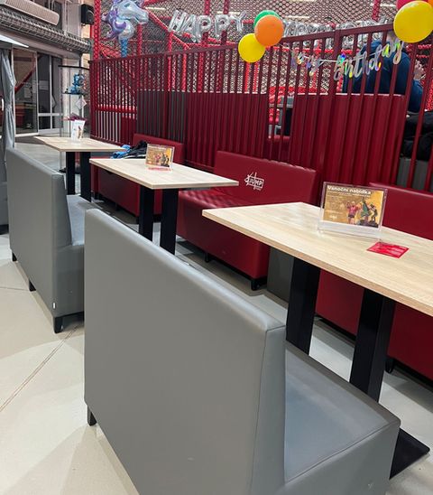 Čalouněný taburet s opěrkou dlouhý