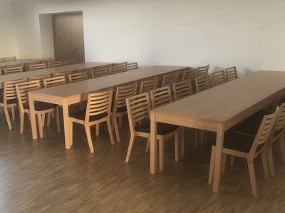 Dřevěné staboilní stoly pro kultruní domy s délkou 180 cm Dřevěné stoly pro kultruní domy