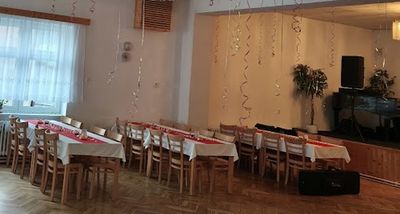 Dřevěné žilde a stoly pro kultruní domy, židle s logem obce. Dřevěné žilde a stoly pro kultruní domy