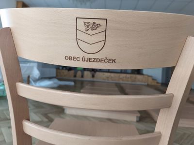 Dřevěné židle pro kultruní domy s logem obce. Dřevěné židle pro kultruní domy s logem obce.