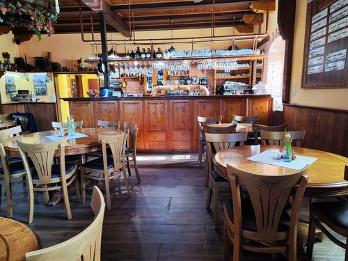 Dřevěné židle s logem na opěradle