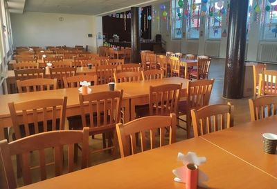 Stoly TABLO se zvýšenou konstrukční pevností pro kultruní domy Dřevěné odolné stoly TABLO M pro kultruní domy