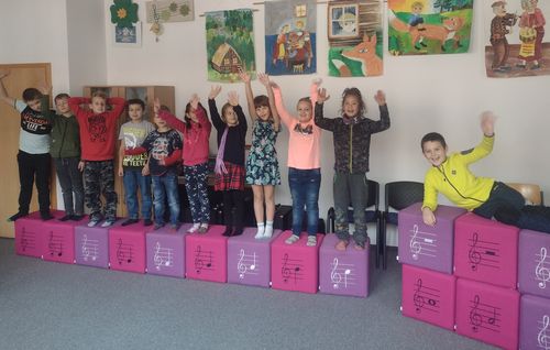 Čalouněné taburety s výšivkou