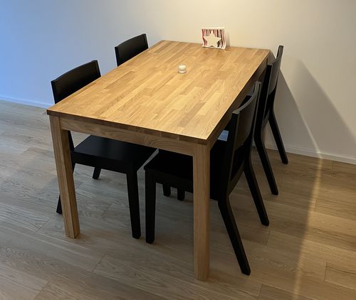 Masivní dubové stoly mají pevnou konstrukci a jsou odolné a vhodné pro použití do zátěžových provozů. Dřevěné stoly dub masiv vynikají vysokou konstrukční pevností.