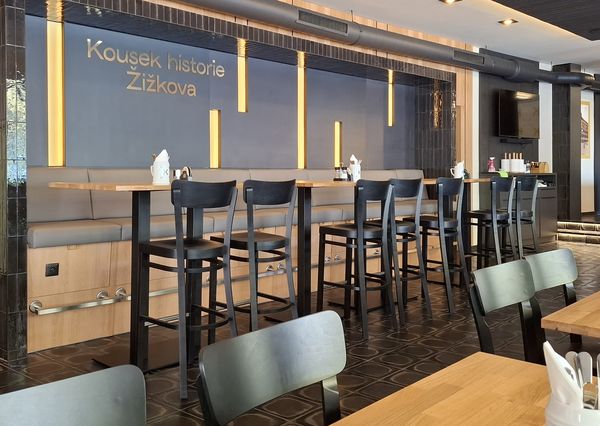 Dřevěné židle a barové židle ve stejném designu, barové stoly, čalouněné lavice a stoly 