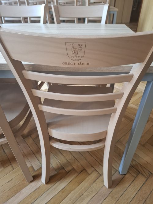 Logo na židle vypálené laserem