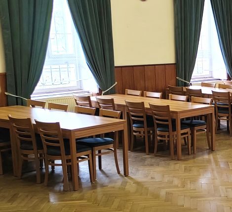 Stoly a židle s logem obce v barvě zákazníka