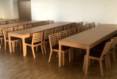 Židle a stoly do kulturního domu