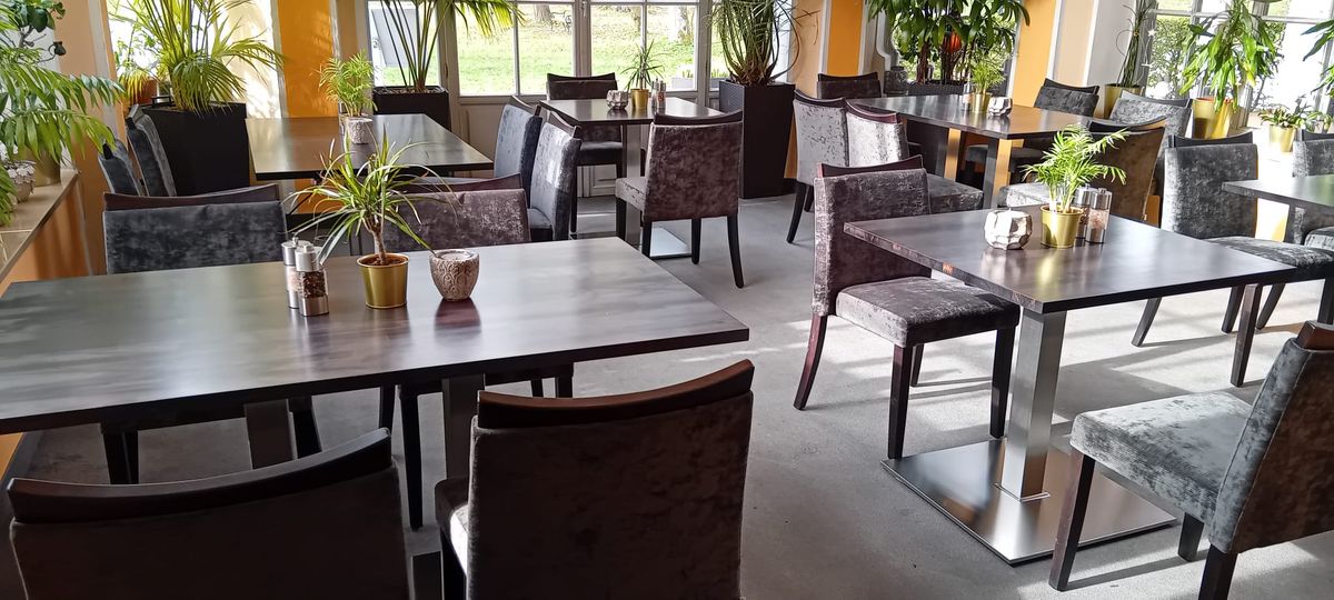 Restaurační čalouněné židle a kovové bistro stoly