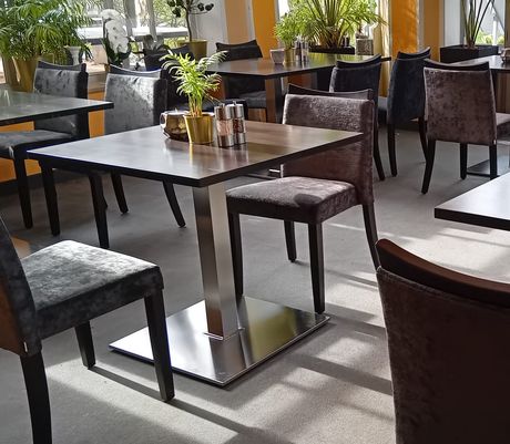 Restaurační čalouněné židle a kovové bistro stoly