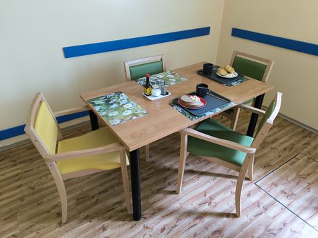 Dřevěné židle pro seniory a domovy důchodců s odnímetným sedákem